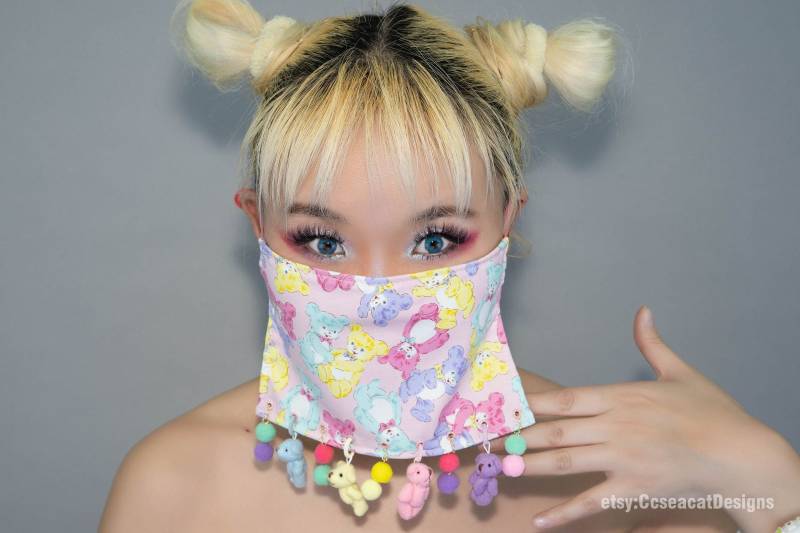 Kawaii Regenbogen Farbe Bär Gesichtsmaske Bedeckung Mit Baumelnden Gefüllten Bären von CcseacatDesigns