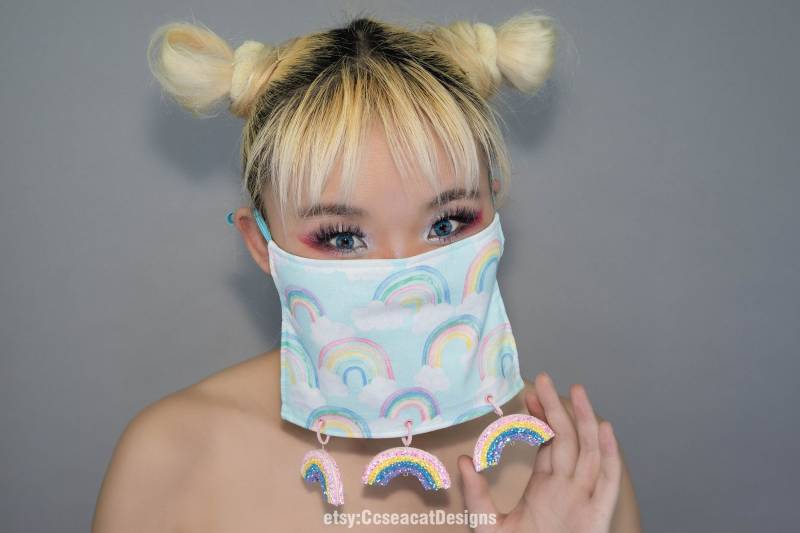 Kawaii Regenbogen Gesichtsmaske Bedeckung Mit Baumelnden Glänzenden von CcseacatDesigns