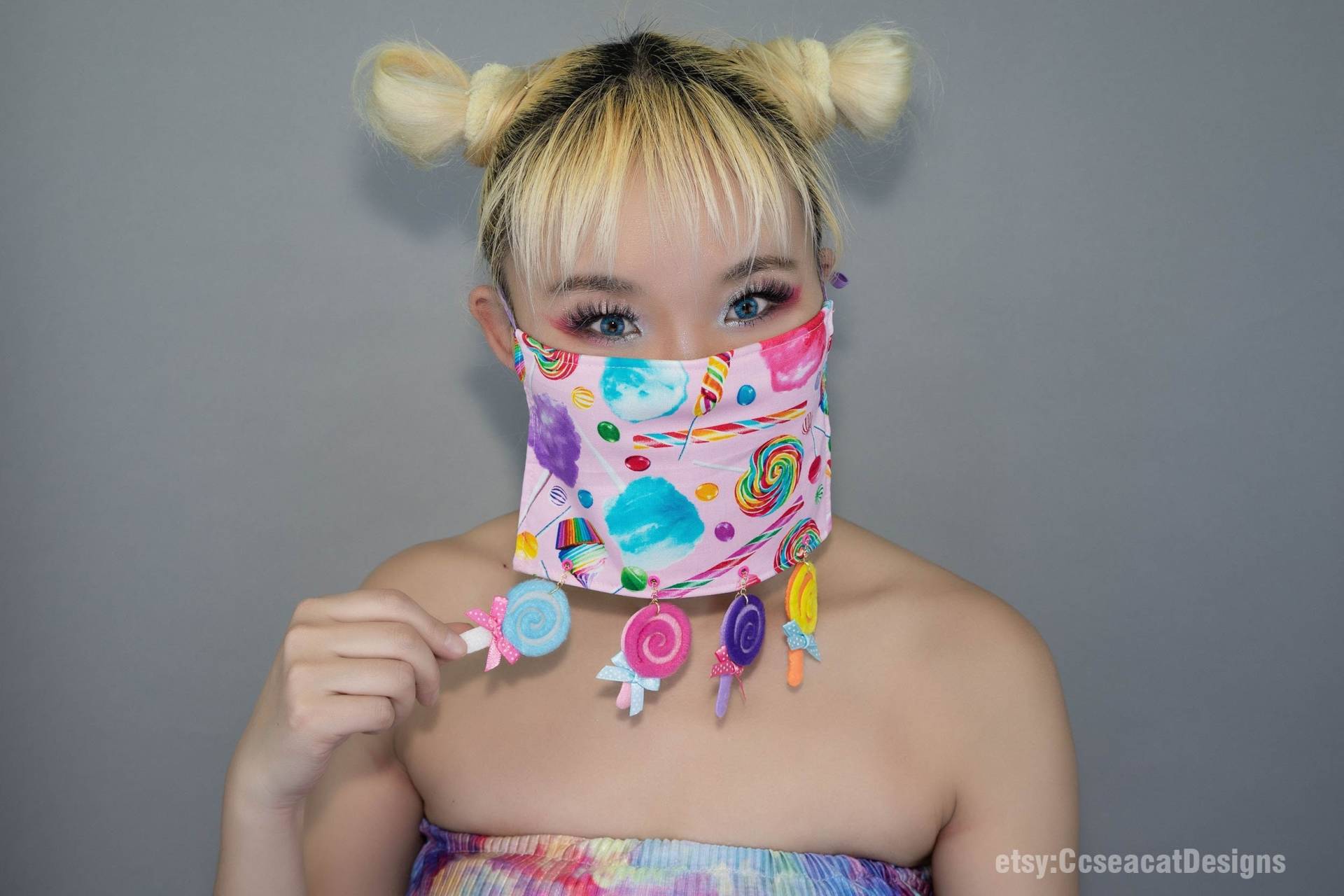 Kawaii Süße Candy Gesichtsmaske Bedeckung Mit Baumelnden Bunten Lollipops von CcseacatDesigns