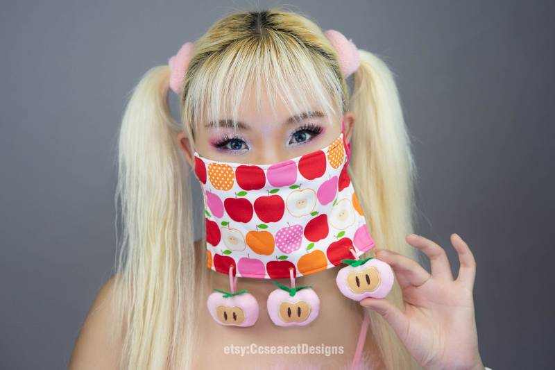 Kawaii Süße Waschbare Apfel Maske Bedeckung Mit Baumelnden Gefüllten Erdbeeren von CcseacatDesigns