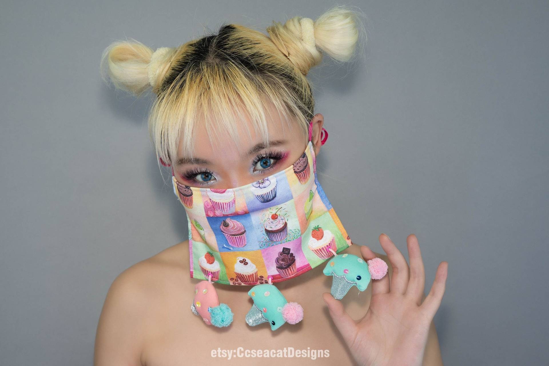 Kawaii Süßer Cup Cake Gesichtsmaske Bedeckung Mit Gefüllten Cupcakes von CcseacatDesigns