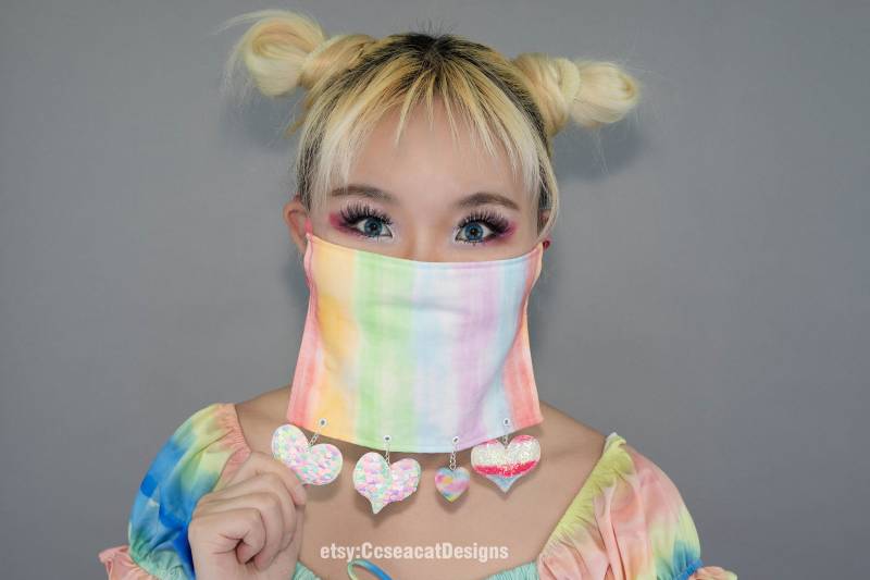 Regenbogen Farbe Kawaii Niedlich Glänzende Herzen Gesichtsmaske Bedeckung Für Valentinstag von CcseacatDesigns