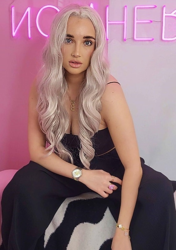 Lange Stahl Silber Esche Blonde Körperwelle Volumen Natürliche Mode Spitze Front Perücke. Unisex von CelebWigs