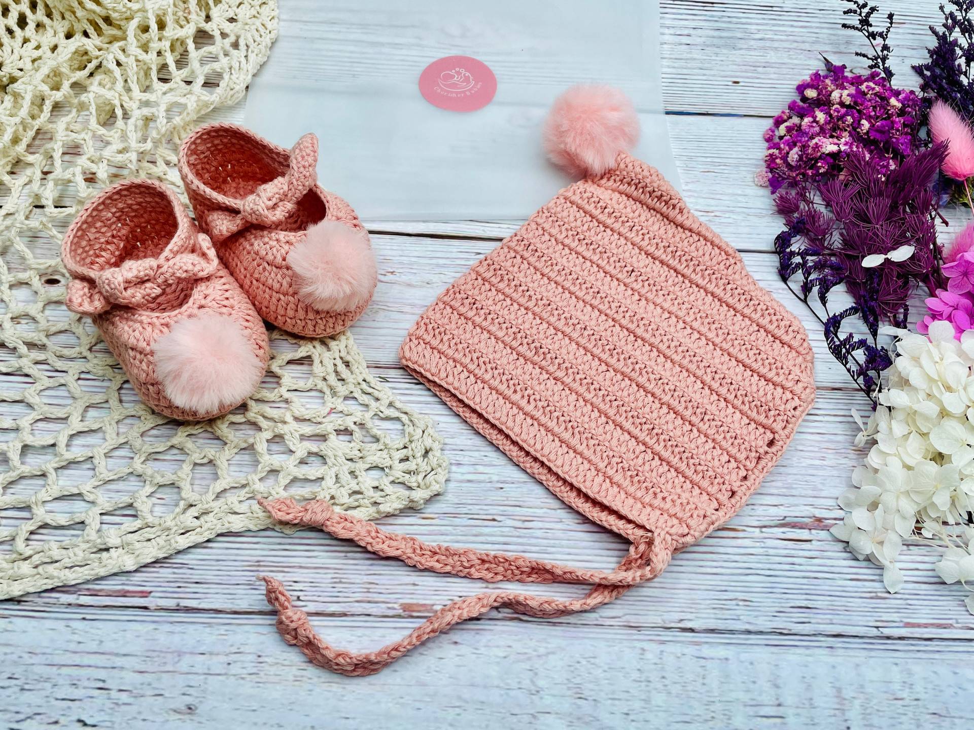 Handgefertigte Häkeln Baby Pompom Booties, Babymütze Für Geschenkbox, Neugeborenen Babypartygeschenkset von Cherisherbabies