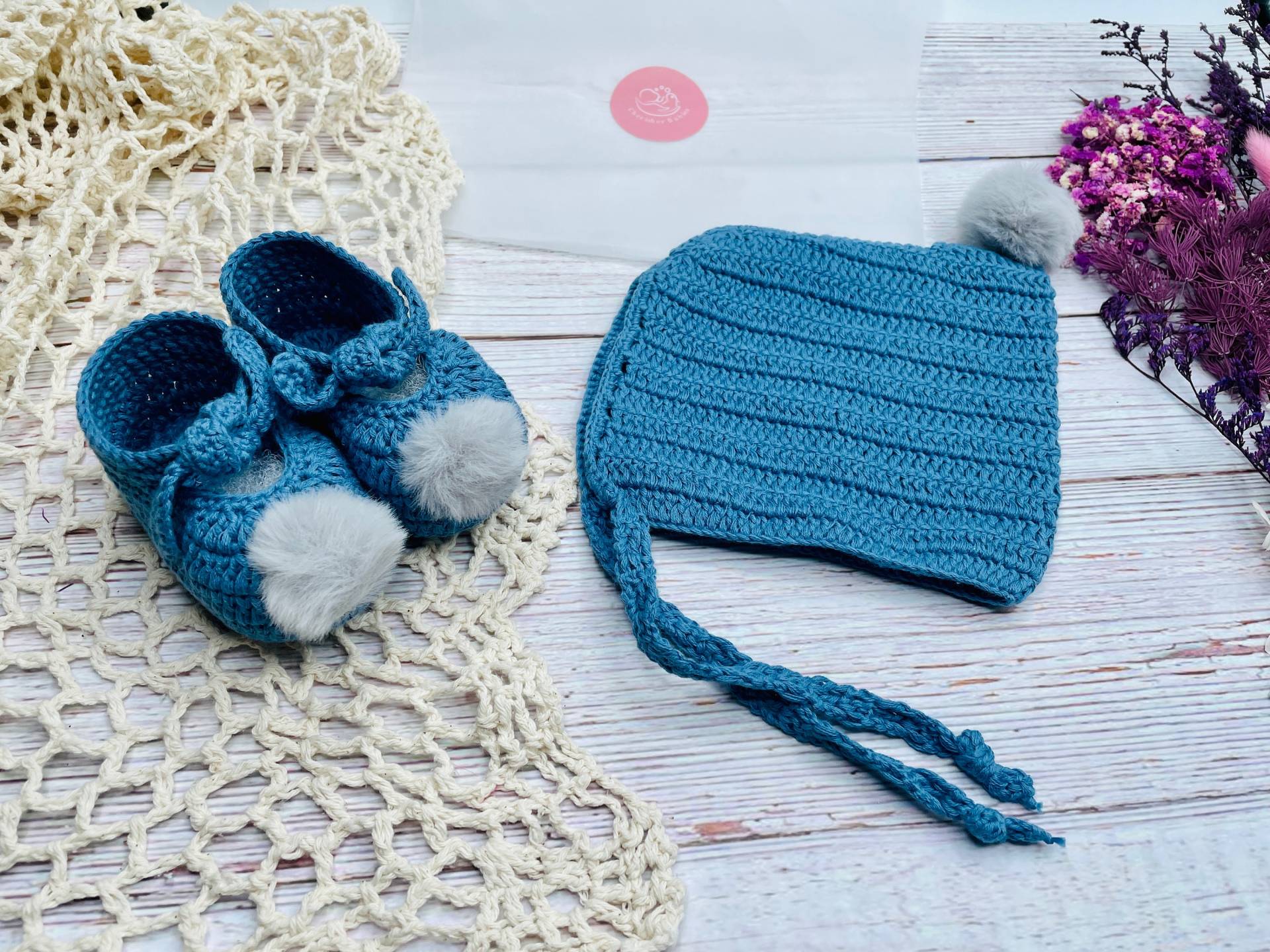 Handgefertigte Häkeln Baby Pompom Booties, Babymütze Für Geschenkbox, Neugeborenen Babypartygeschenkset von Cherisherbabies