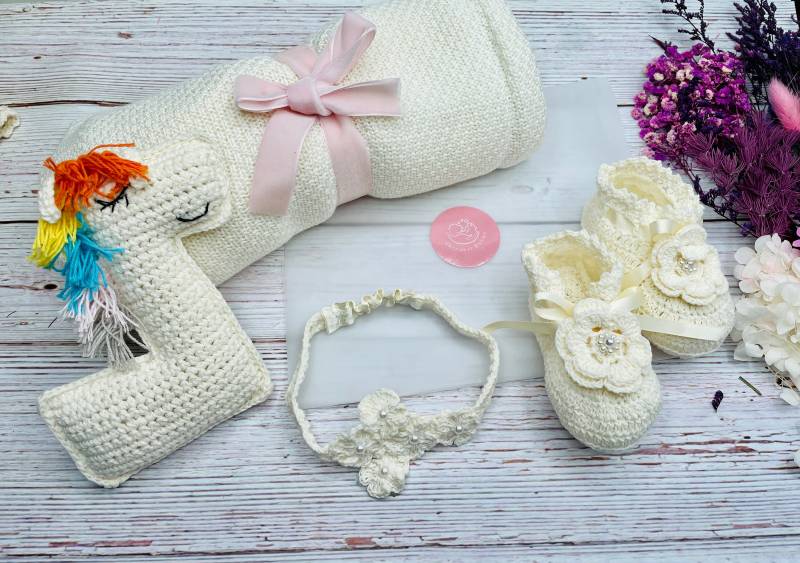 Personalisierte Baby-Geschenkbox, Babypartygeschenk, Personalisierte Baby-Ankunfts-Geschenkset, Gehäkelte Babydecke, Booties, Stirnband, Rassel Für von Cherisherbabies