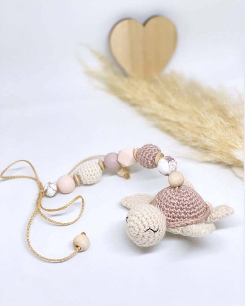 Maxi Cosi Anhänger Spielbogen Mädchen Schildkröte Amigurumi von ChriluzaShop