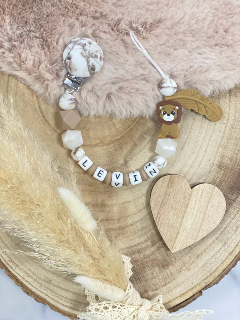 Schnullerkette Mit Name Personalisiert Junge Mädchen Löwe Taupe von ChriluzaShop