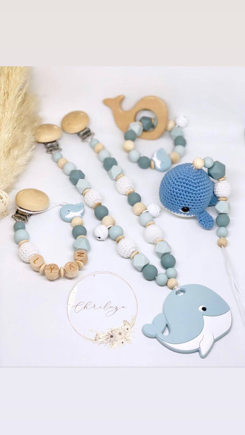 Schnullerkette Mit Namen Kinderwagenkette Greifling Maxi-Cosi Anhänger Junge Set Personalisiert Wal Blau von ChriluzaShop