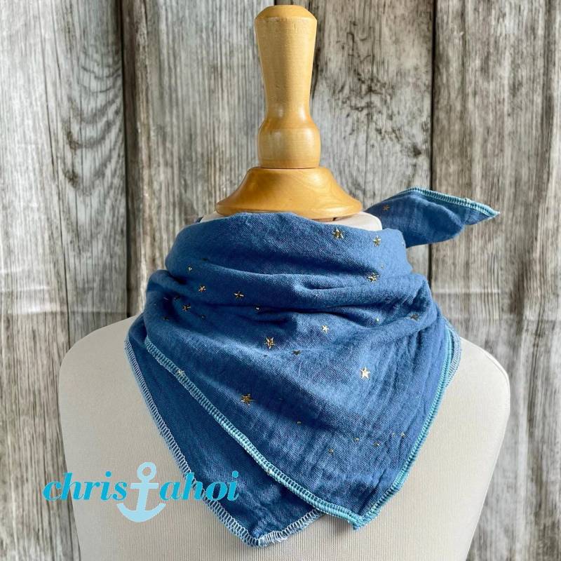 Blaues Baby Musselin Halstuch in Blau Mit Goldenen Sternen, Unisex Dreieckstuch, Spucktuch von ChrisAhoiShop