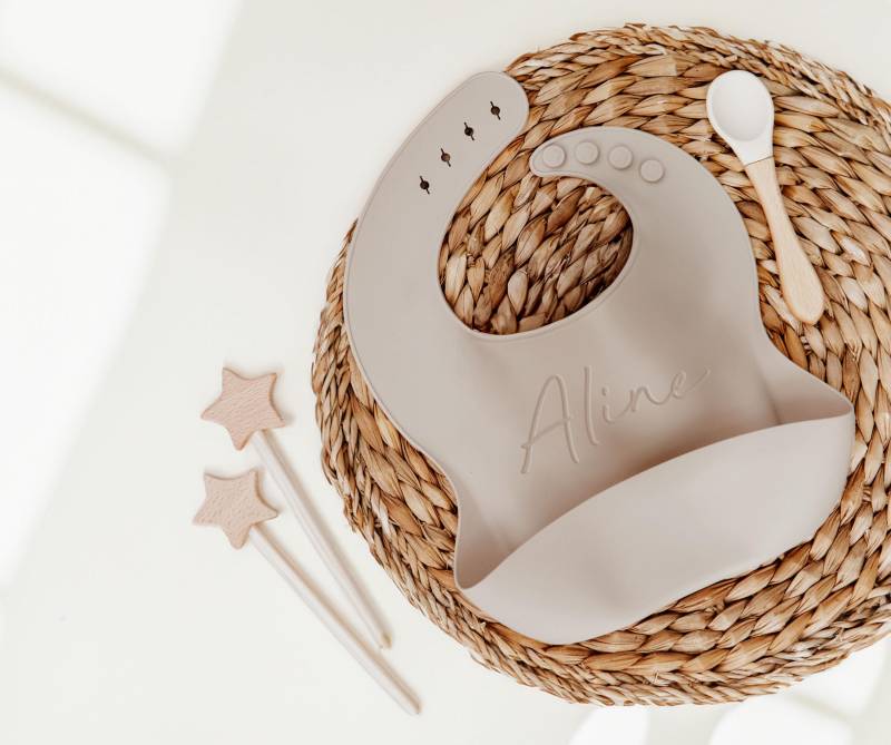 Silikon Lätzchen Mit Gravur Personalisiert Auffangtasche Baby Und Kleinkind Ideal Als Geschenk Zur Geburt Geburtstag Babygeschenk von CleoNoah