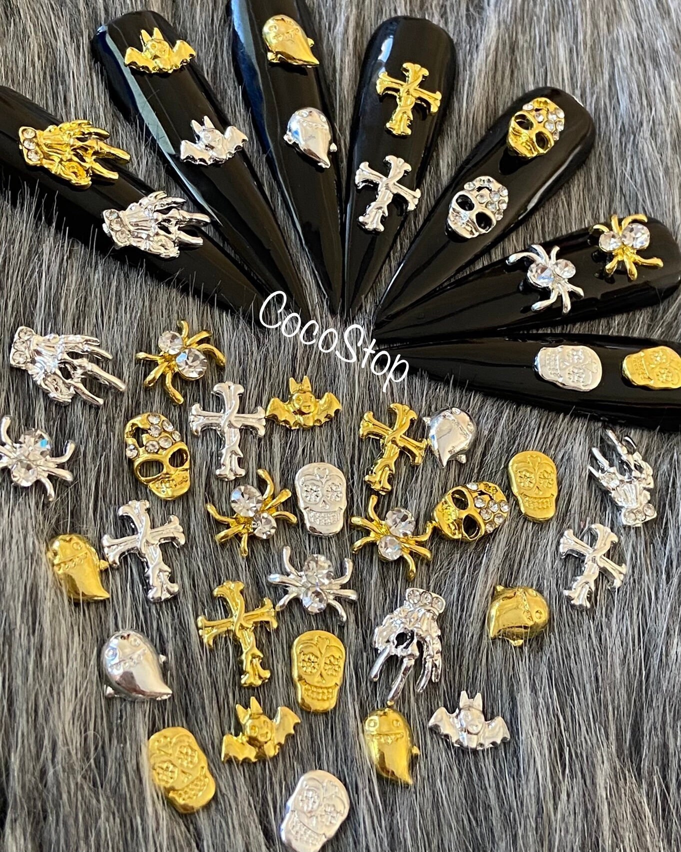 10 Stück Halloween Assortierte Schädel, Skelett Hand, Spinne, Fledermäuse, Gespenster, Kreuz 3D Nagel Charms von CocoStop