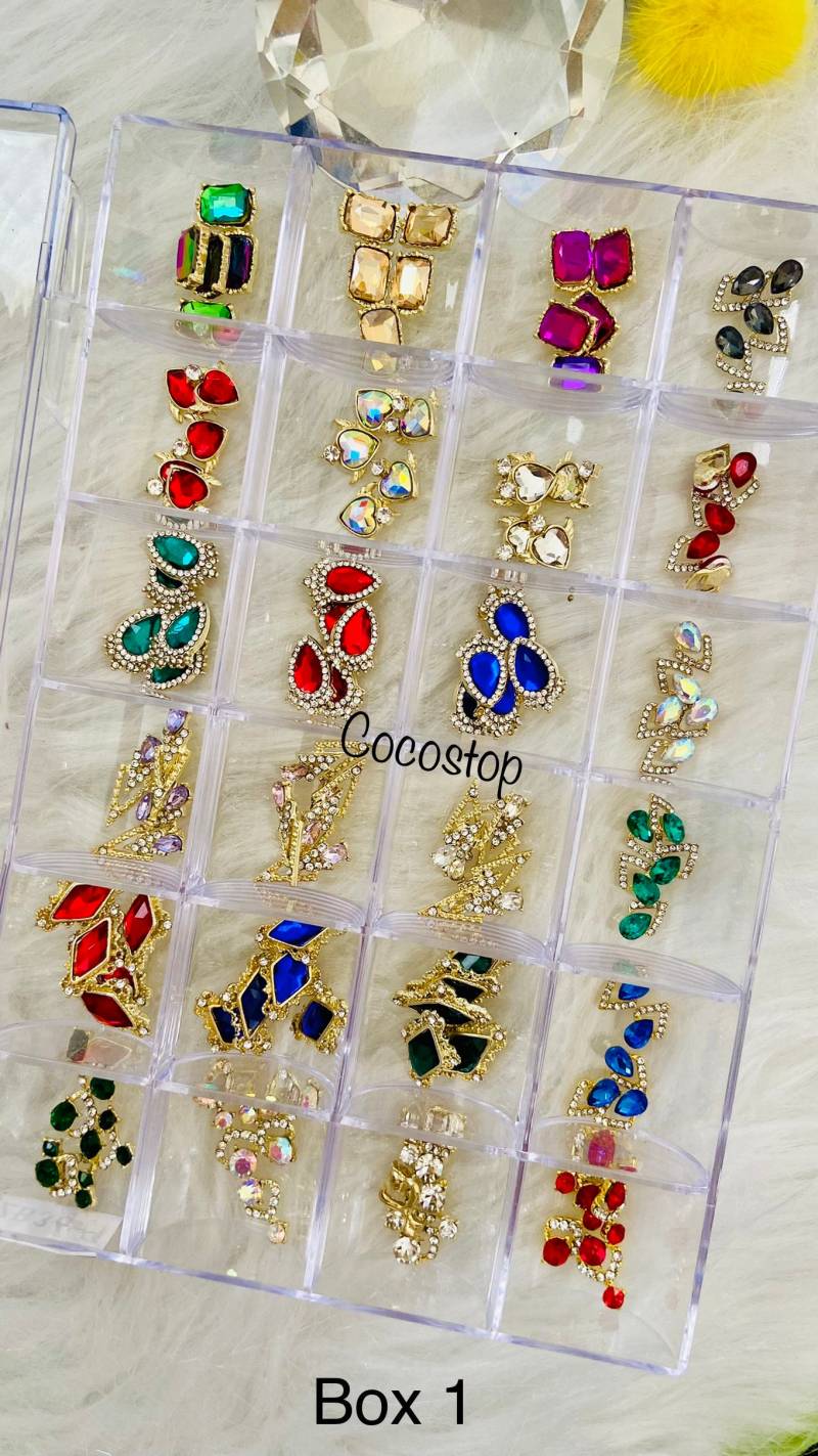 120 Stück Mix Strass Nagel Charms 3D Mit Klarsichtbox von CocoStop