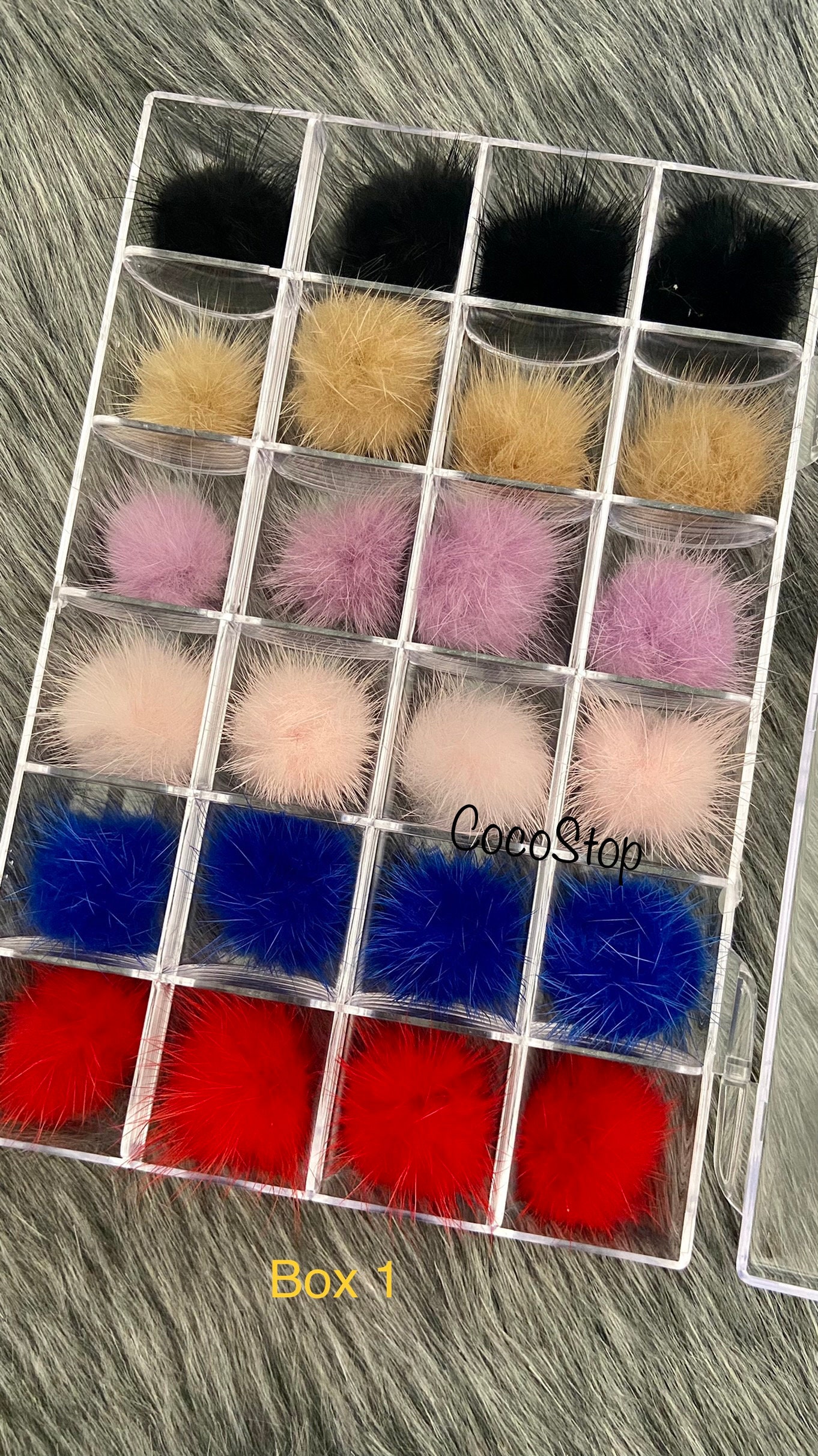 24 Stück Nail Poms Fluffy Balls 3D Abnehmbare Nagel Pompoms Mit Abnehmbarer Basis Pom Und Aufbewahrungsbox von CocoStop