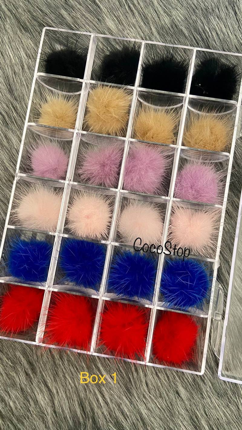 24 Stück Nail Poms Fluffy Balls 3D Abnehmbare Nagel Pompoms Mit Abnehmbarer Basis Pom Und Aufbewahrungsbox von CocoStop