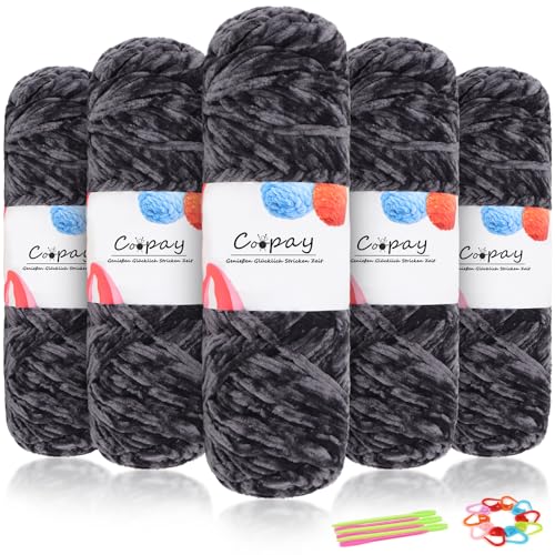 Coopay Samt Chenille Wolle, 500g (5x100g) Velvet Chenillegarn Wolle zum Häkeln&Stricken, Flauschige Weicher Babywolle für Kinder, Samtig Chenillewolle mit Häkelzubehör für Puppen, Schals - Dunkelgrau von Coopay