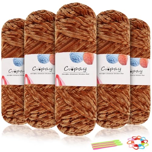 Coopay Samt Chenille Wolle, 500g (5x100g) Velvet Chenillegarn Wolle zum Häkeln&Stricken, Flauschige Weicher Babywolle für Kinder, Samtig Chenillewolle mit Häkelzubehör für Puppen, Schals - Karamell von Coopay