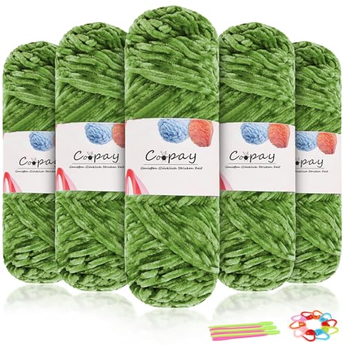 Coopay Samt Chenille Wolle, 500g (5x100g) Velvet Chenillegarn Wolle zum Häkeln&Stricken, Flauschige Weicher Babywolle für Kinder, Samtig Chenillewolle mit Häkelzubehör für Puppen, Schals - GrasgrüN von Coopay