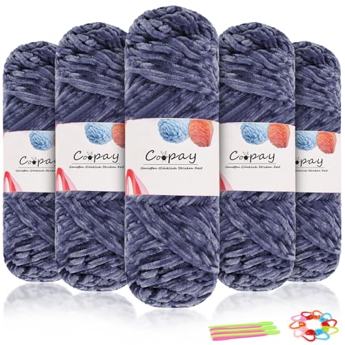 Coopay Samt Chenille Wolle, 500g (5x100g) Velvet Chenillegarn Wolle zum Häkeln&Stricken, Flauschige Weicher Babywolle für Kinder, Samtig Chenillewolle mit Häkelzubehör für Puppen, Schals - Blau Grau von Coopay