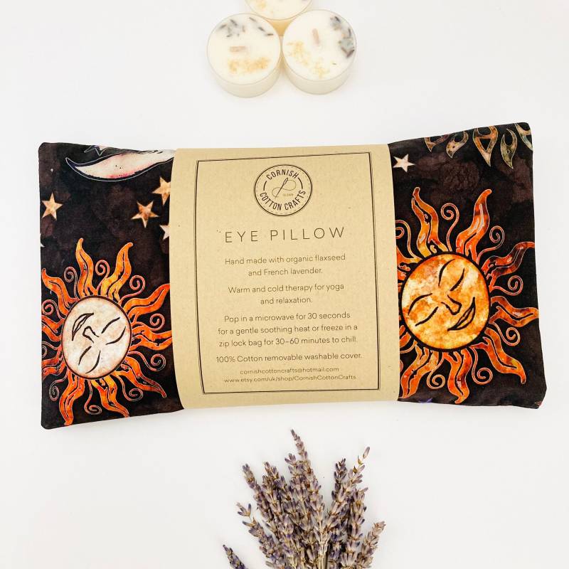 Gewichttes Augenkissen - Bio-Leinsamen Und Lavendel- Aromatherapie- Suns & Moons Celestial Print von CornishCottonCrafts