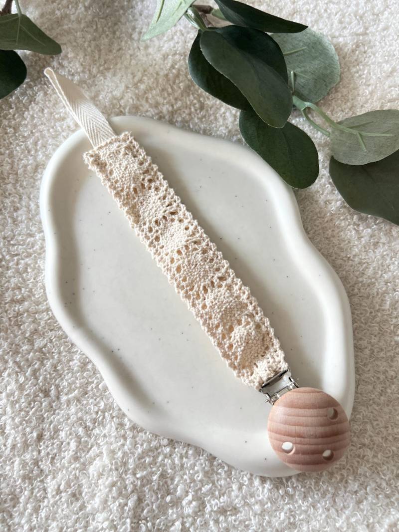 Schnullerkette, Beige, Gehäkeltes Band, Holzverschluss, Natur Holz, Baby Geschenk Zur Geburt, Babygeschenk, Handgemachtes Geburtsgeschenk von CosyHavenDE