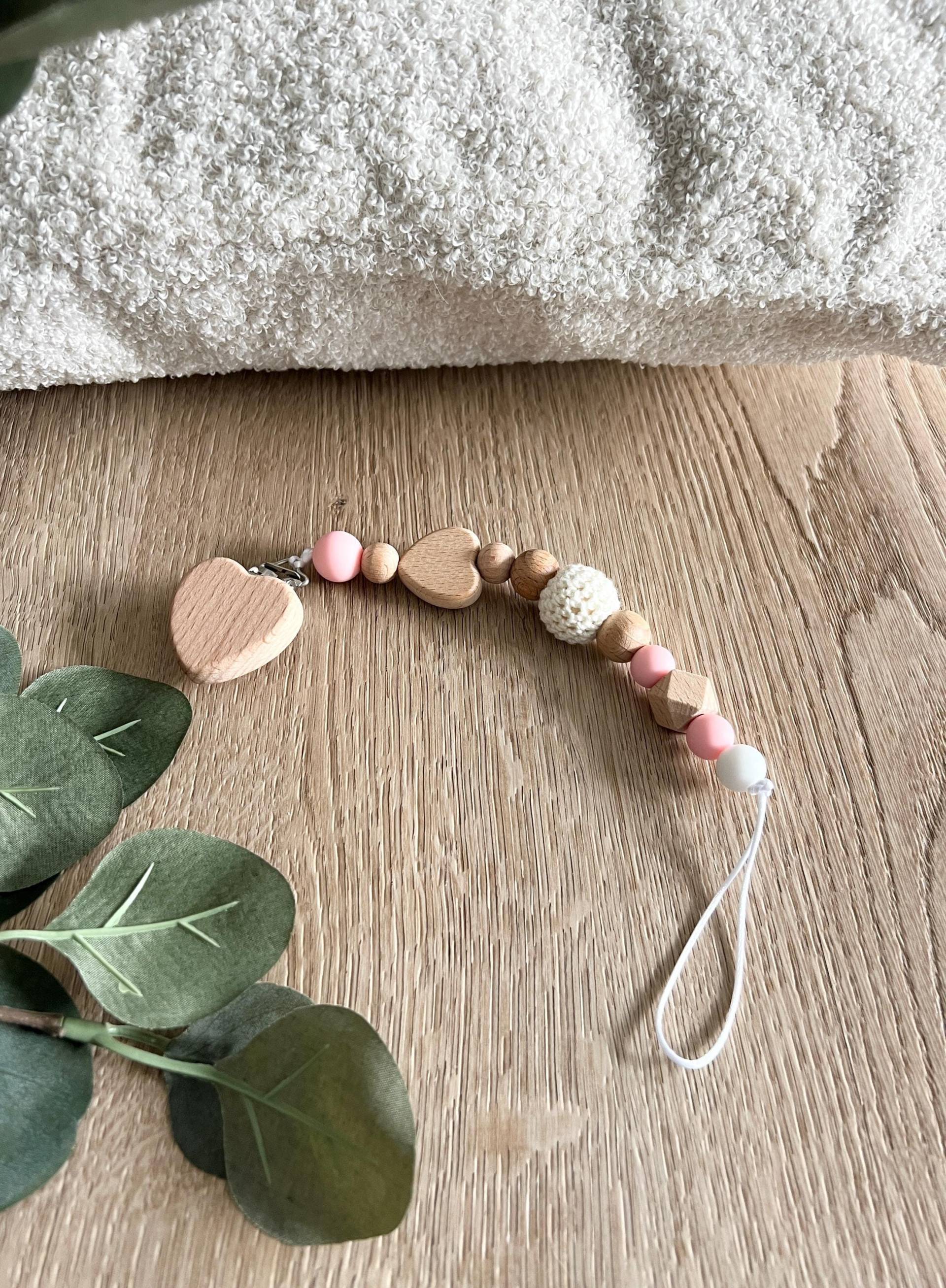 Schnullerkette, Holzperlen Mit Holz Herz, Beige Häkelperlen, Baby Geschenk Zur Geburt, Babygeschenk, Silikonperlen Weiß Und von CosyHavenDE