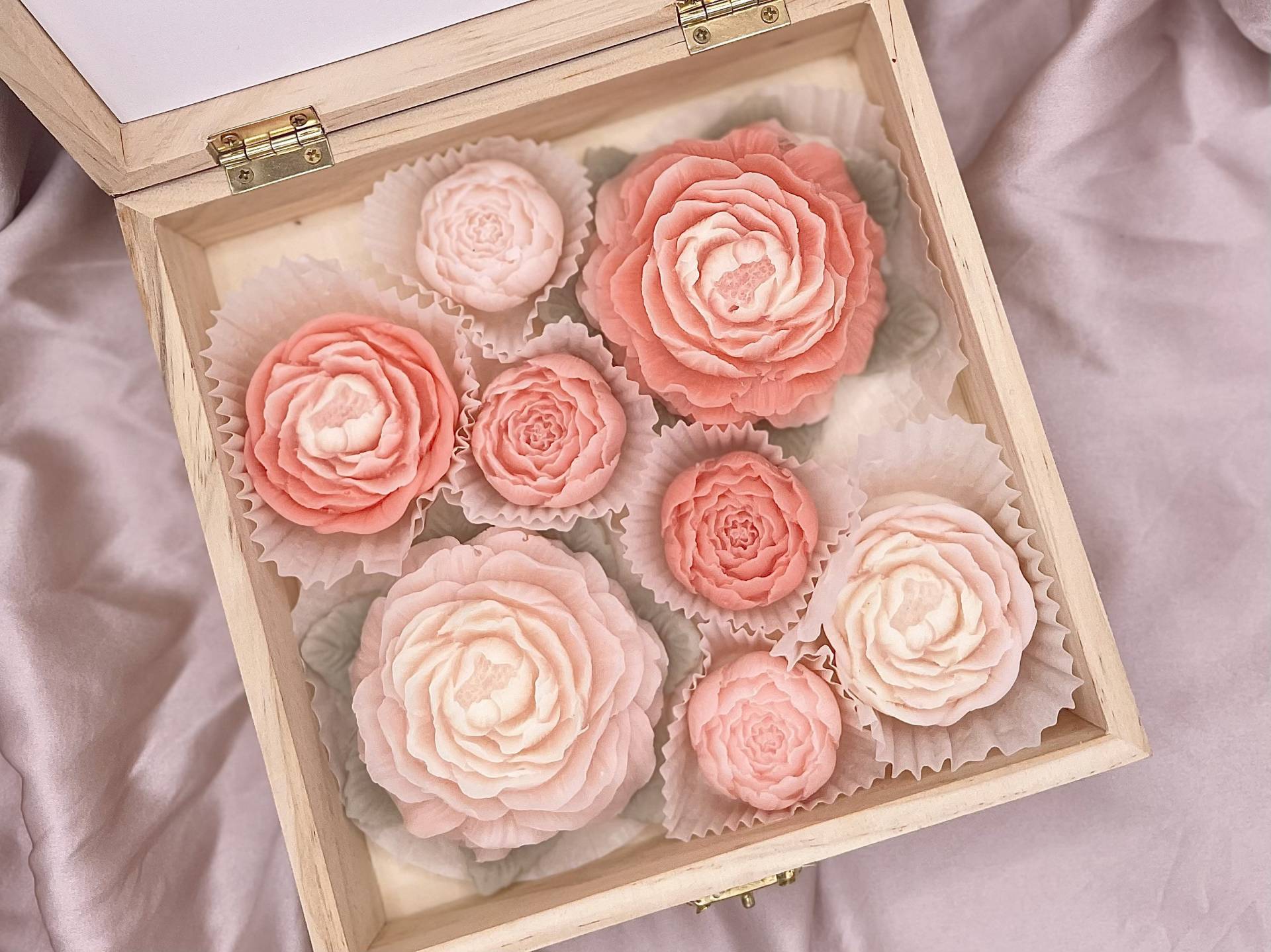 Gift Box Soaps For Mother's Day With Roses in A High-Quality Wooden von CottageandRose