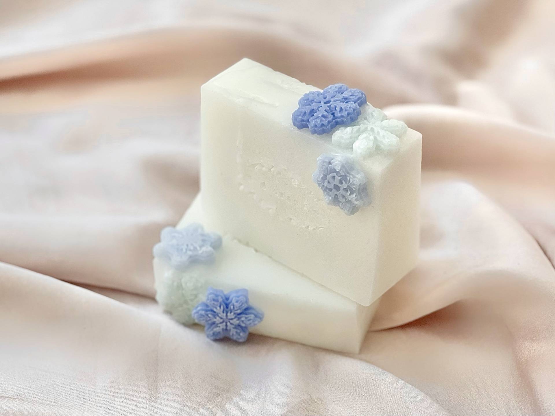 Winterseife Mit Eiskristallen in Weiß Und Blau - Seife Winterzauber von CottageandRose