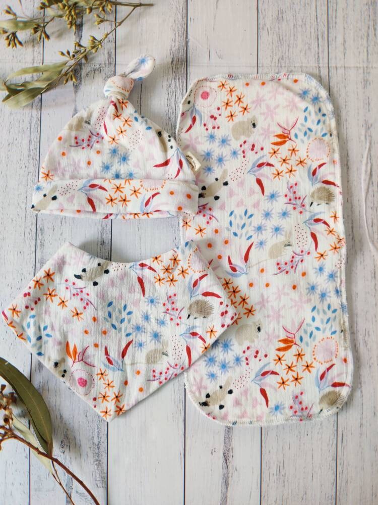 Aussie Natives Baby Bib/Beanie Burp Cloth Set, Neugeborenes Geschenkset - Australiana von CottonTreeByLinda