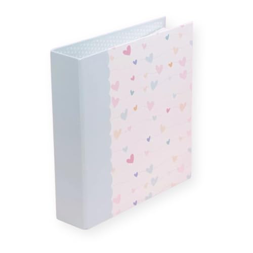 Craftelier - Gefüttertes Kartonalbum mit Herzmuster (6 x 8 Zoll) | System 2 weiße Metall-D-Ringe | robuste Einband | Größe 22,5 x 23 x 6 cm - Weiß und Pastellblau von Craftelier