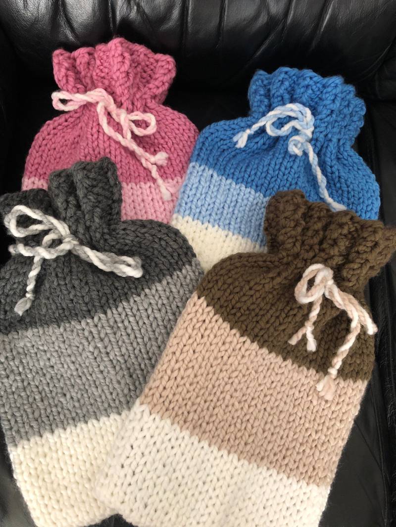 Wärmflaschenbezug Grobstrick Handgestrickt Kuschelig Warm Winter Geschenk Geburtstag von CraftyKnittedToppers