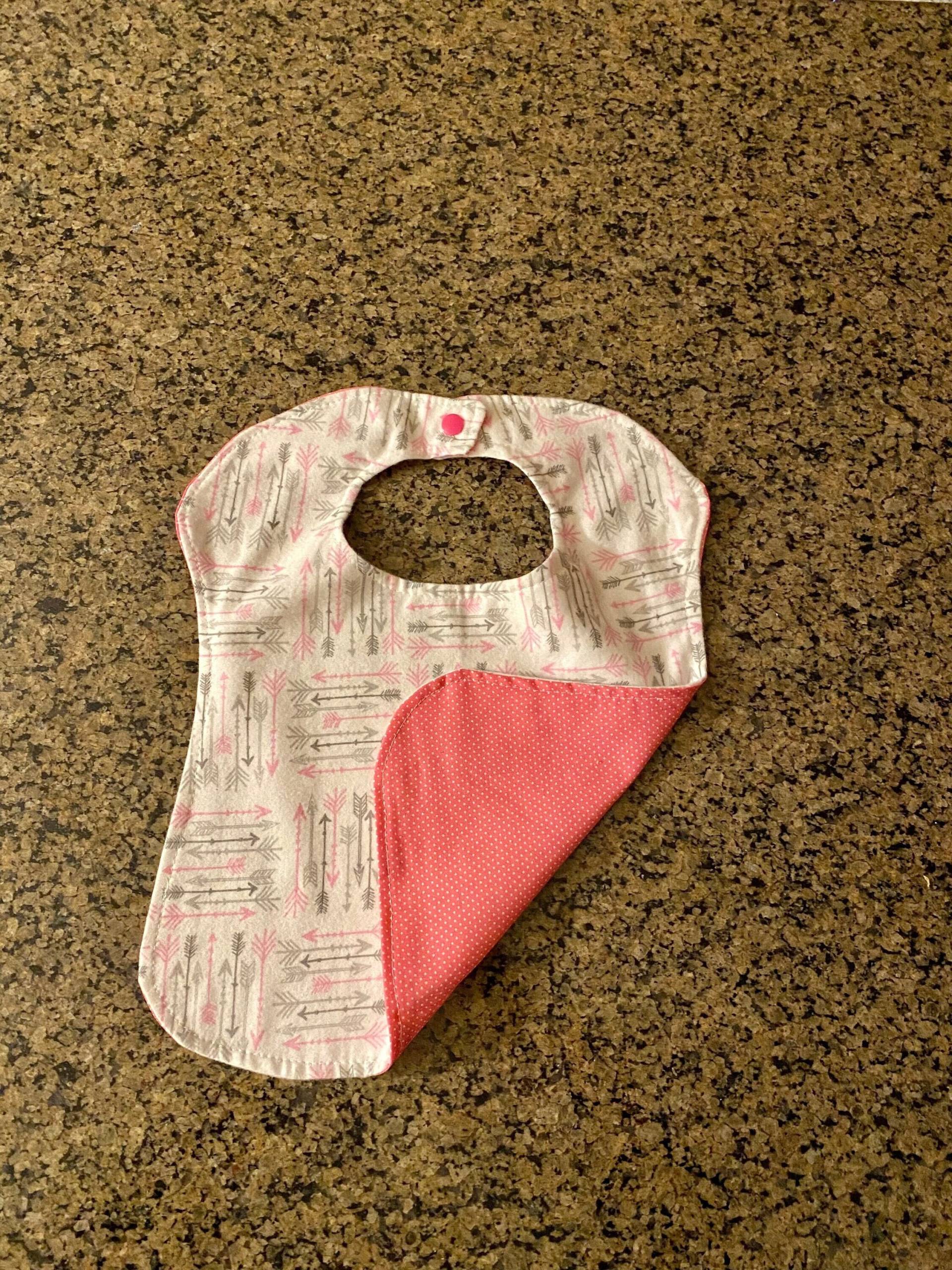 Pfeil Lätzchen, Pinkes Lätzchen, Mädchen Baby Babybib, Shower Geschenk, Wende Druckknopf, Dribbel Kleinkind Geschenk von CreationsByColieWI