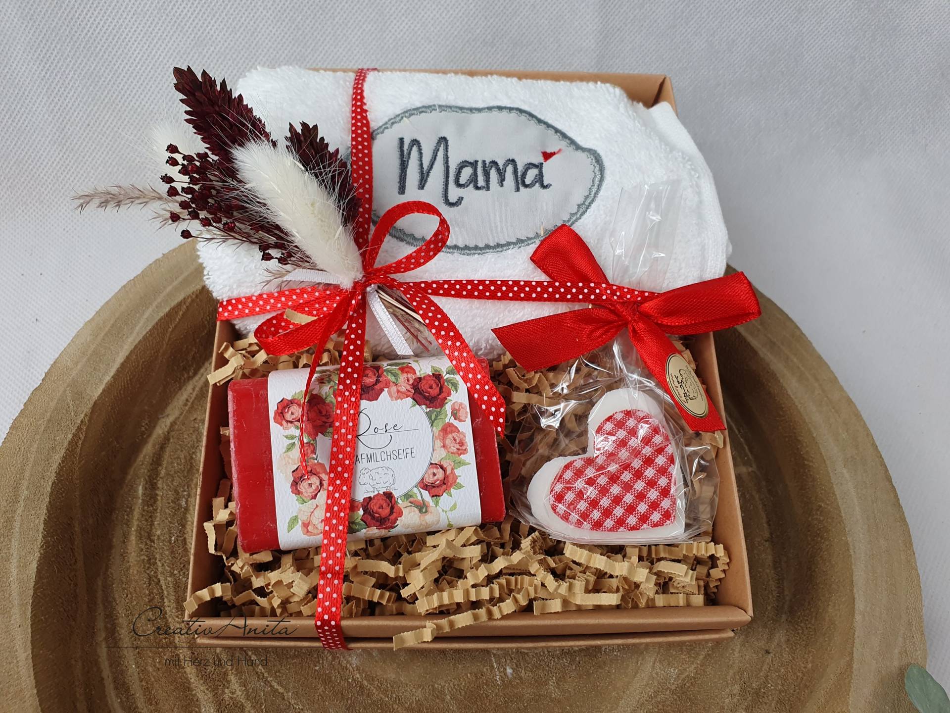 Geschenkset Mama Mit Schafmilchseife Rose, Handtuch Und Seifenherz, Wohlfühlpaket Trockenblumen Dekoriert von CreativAnita