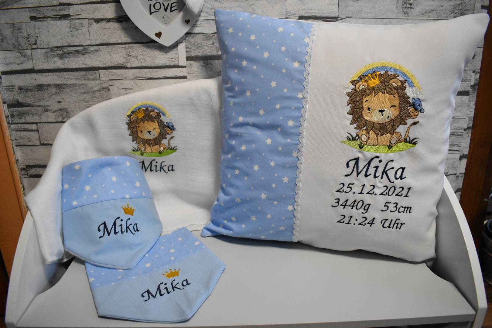 Neugeborenenset Mit Namen Löwe Blau Krone Kissen, Spucktuch/Mullwindel, Halstücher Sommer & Winter Babyset Baumwolle 4-Tlg Geschenk von CreativeCreatorDE