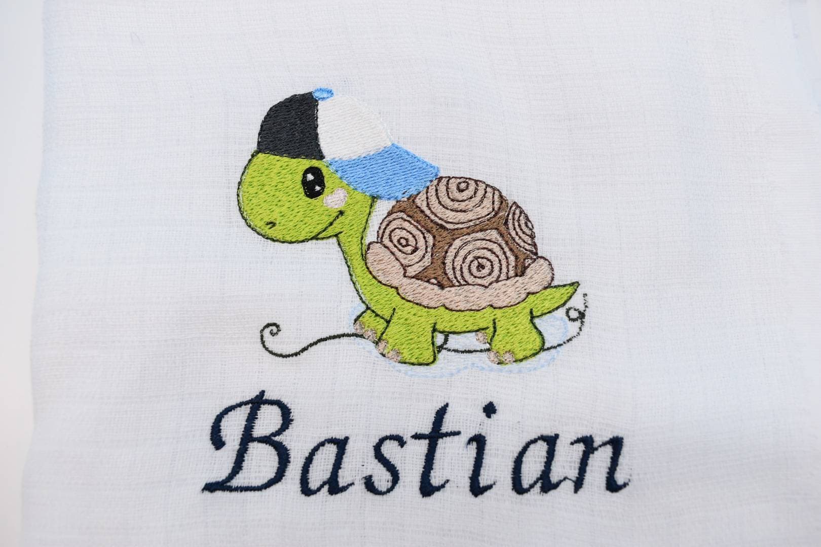 Spucktuch/Mullwindel Mit Namen Schildkröte Grün Cool Cap Personalisiert & Bestickt von CreativeCreatorDE