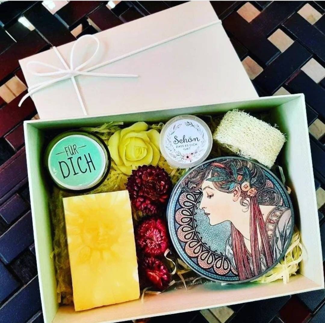 Geschenkbox Für Die Frau Geburtstag Freundin Wellnessbox Beauty Entspannung Auszeit, Überraschung Geschenkset Wellnessgeschenk Seifenset von CreativesoapsKunst