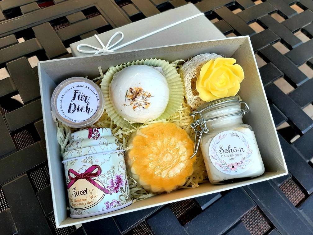 Geschenkbox Für Frauen Freundin Wellnessbox Geburtstagsgschenk, Muttertag, 6 Handgem. Vegane Beautyartikel Mit Vintagedose, Spa Relaxbox von CreativesoapsKunst