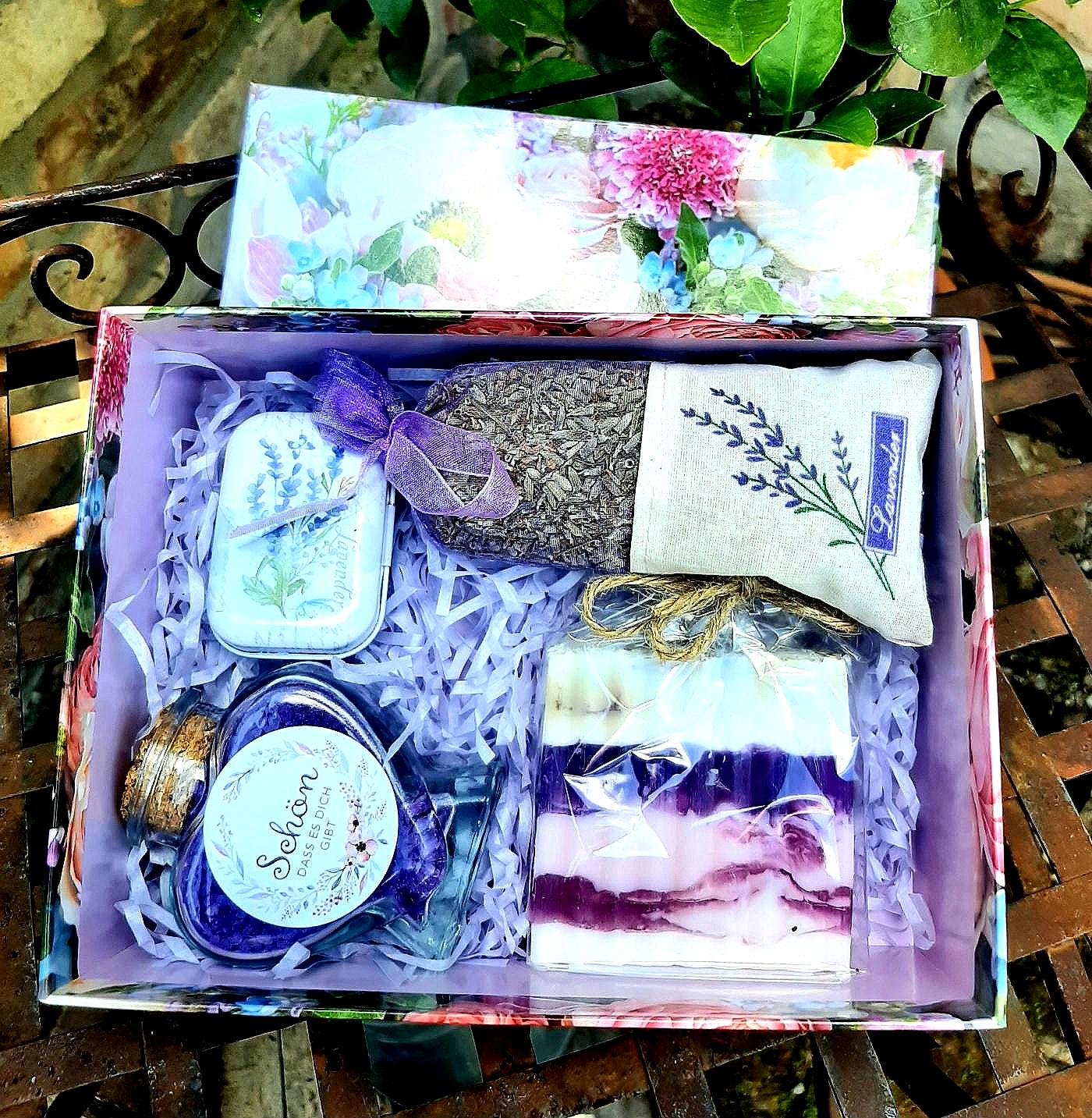 Geschenkbox Lavendelset, Handgemachte Beautyartikel Im Geschenkkarton Für Die Frau Mutter Freundin, Wellness - Lavendel - Kosmetik, Geburtstag von CreativesoapsKunst