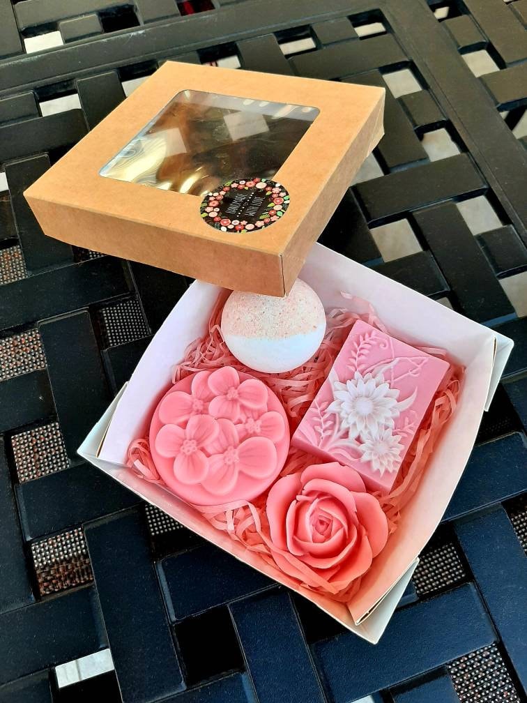 Seifen-Geschenkset Für Muttertag Valentinstag Seifen, Badebomben in Vielen Duftrichtungen Einer Geschenkbox, Pflegend U Rückfettend von CreativesoapsKunst