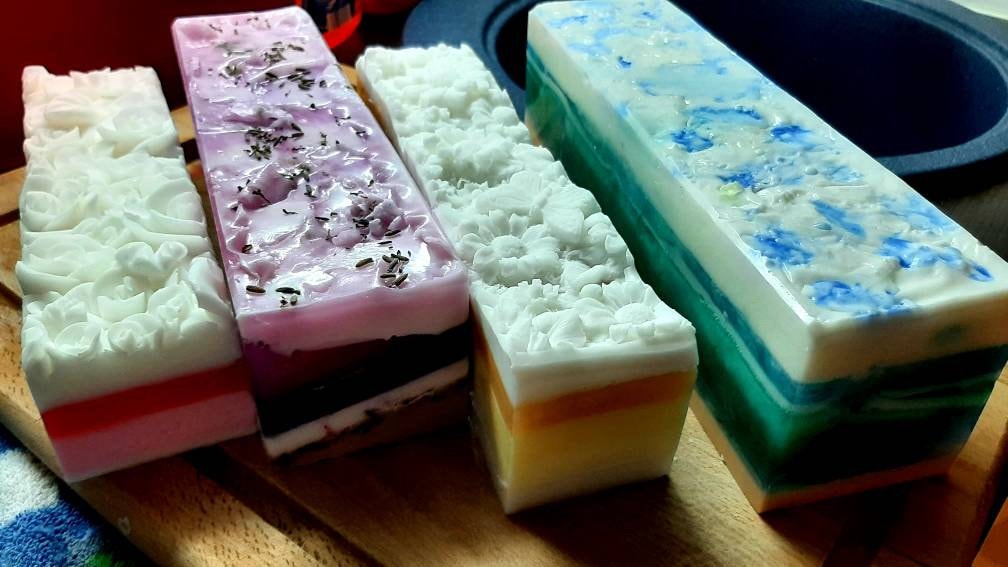 Seifen Handgegossen, in Verschiedene Designs, Tollen Farben Und Düften, Vegan Hautpflegend, Jeweils Einzeln Verpackt von CreativesoapsKunst