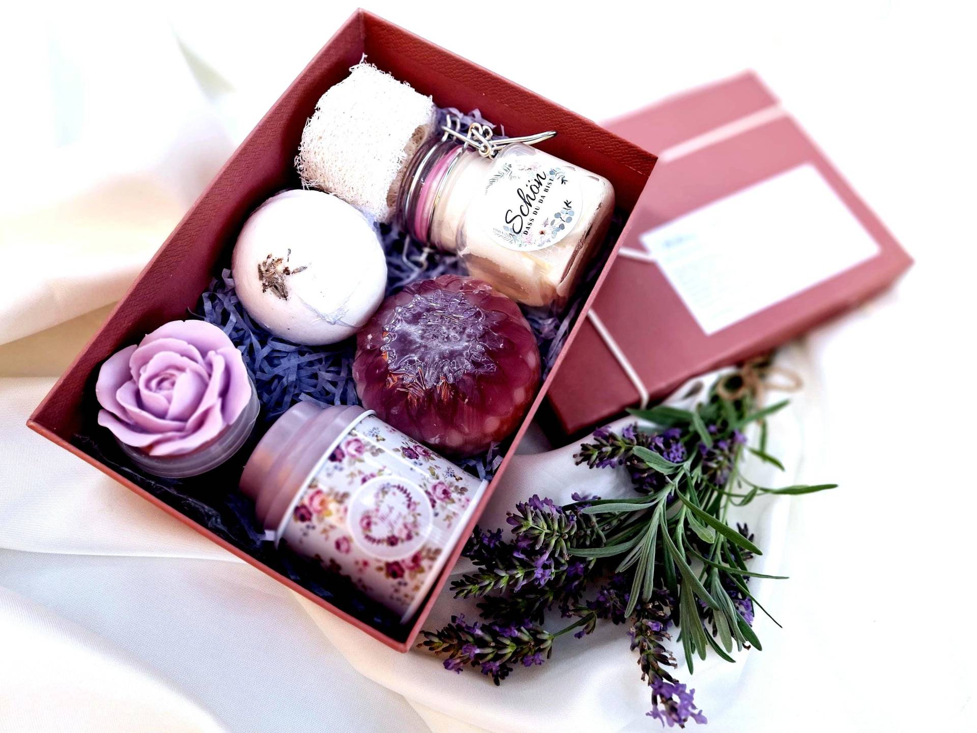 Wellnessgeschenk Vintage Für Frauen Pflegebox Muttertag Geburtagsgeschenk, 6 Handgem. Beautyartikel Im Geschenkkarton in 5 Duftrichtungen von CreativesoapsKunst