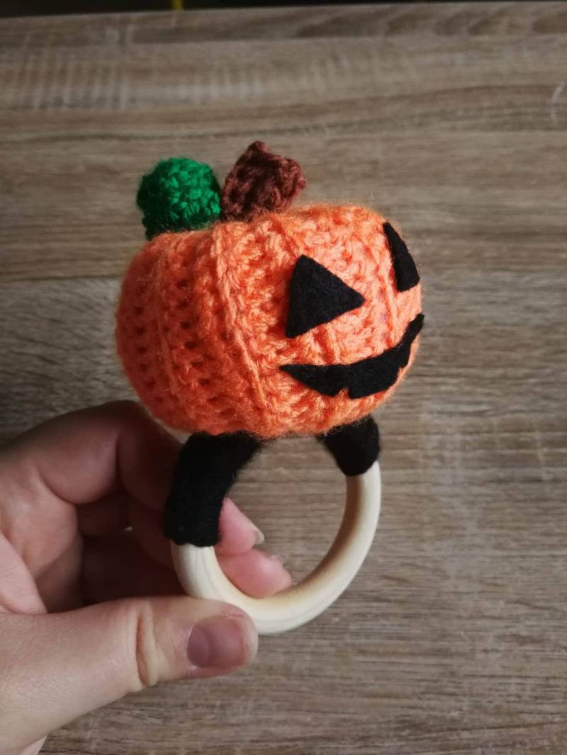 Gehäkelter Halloween Beißring Kürbis von CrochetedCarol