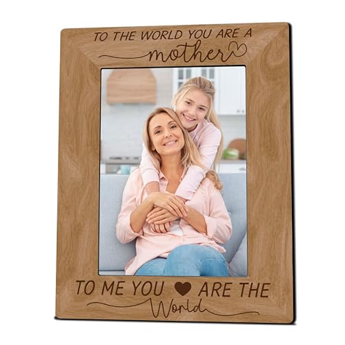 Bilderrahmen aus Holz, geeignet für 12,7 x 17,8 cm große Fotos – "To The World You Are A Mother..." – moderner Bauernhaus-Tischregal-Bilderrahmen – Einweihungsgeschenk für Familie – A06 von Cudwid