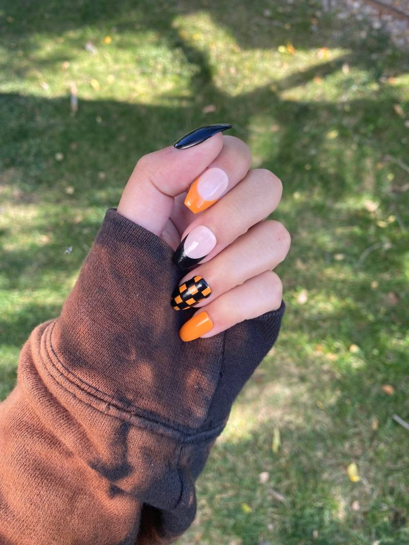 Schwarze Und Orange Halloween Nägel | Kurzer Sarg Im Bild Herbstliche Für von CyndisSmallBoutique