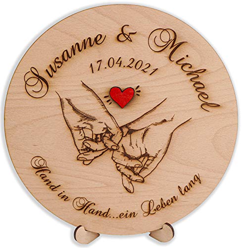 - Holzscheibe aus Holz 30cm - Gravur Personalisiert Name Datum Paar - Hand in Hand mit rotem Herz von DARO Design