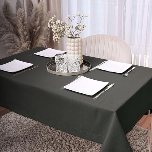 DECOOR Glatte, Matte, schmutzabweisende Tischdecke, 110 x 160 cm, Grafit, veredelt mit Einer dekorativen 5 cm Breiten Lamelle, aus dickem Gewebe 220 g/m², 100% Polyester, hergestellt in EU von DECOOR