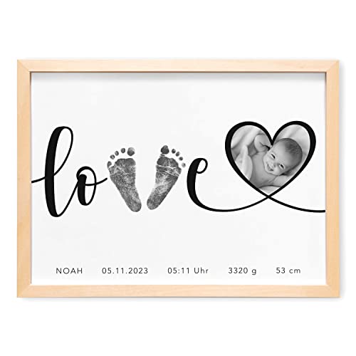 DEL MÀ Unique & Personal Baby Fußabdruck Bild Personalisiert mit Foto Geschenk zur Geburt Poster für Babyzimmer Deko Kinderzimmer Dekoration Erinnerung optional mit Rahmen Din A3 (OHNE FARBE) von DEL MÀ Unique & Personal