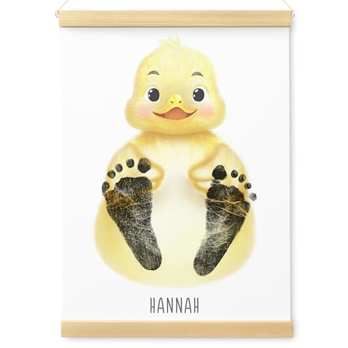 DEL MÀ Unique & Personal Fußabdruck Baby Tierbild personalisiert Babygeschenk Ente Poster Babyzimmer Deko Geschenk inkl. Posterleisten (OHNE Farbe | DIN A3) von DEL MÀ Unique & Personal