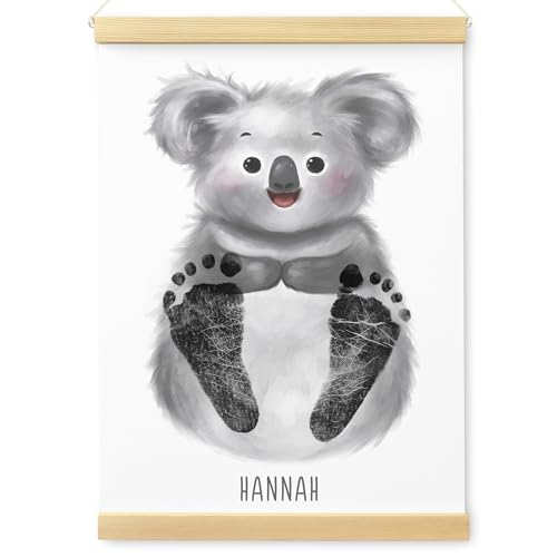 DEL MÀ Unique & Personal Fußabdruck Baby Tierbild personalisiert Babygeschenk Koala Poster Babyzimmer Deko Geschenk inkl. Posterleisten (OHNE Farbe | DIN A3) von DEL MÀ Unique & Personal