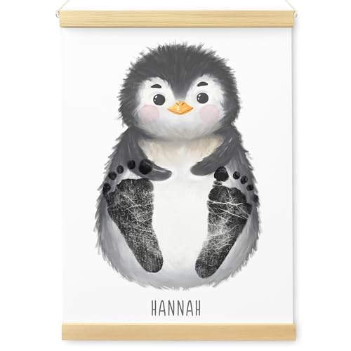 DEL MÀ Unique & Personal Fußabdruck Baby Tierbild personalisiert Babygeschenk Pinguin Poster Babyzimmer Deko Geschenk inkl. Posterleisten (OHNE Farbe | DIN A3) von DEL MÀ Unique & Personal